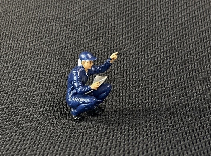 1:64 – Mechanic / Farmer / Trucker Figure Squatting – Garage & Farm Diorama