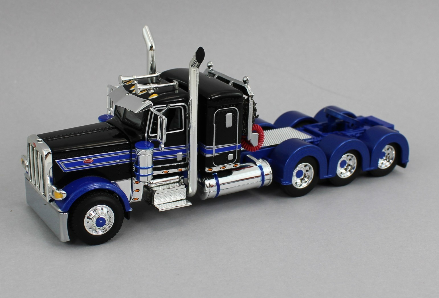 DCP 1:64 *BLACK & BLUE* Peterbilt 389 36″ Flattop HEAVY HAUL Lowboy Jeep Stinger