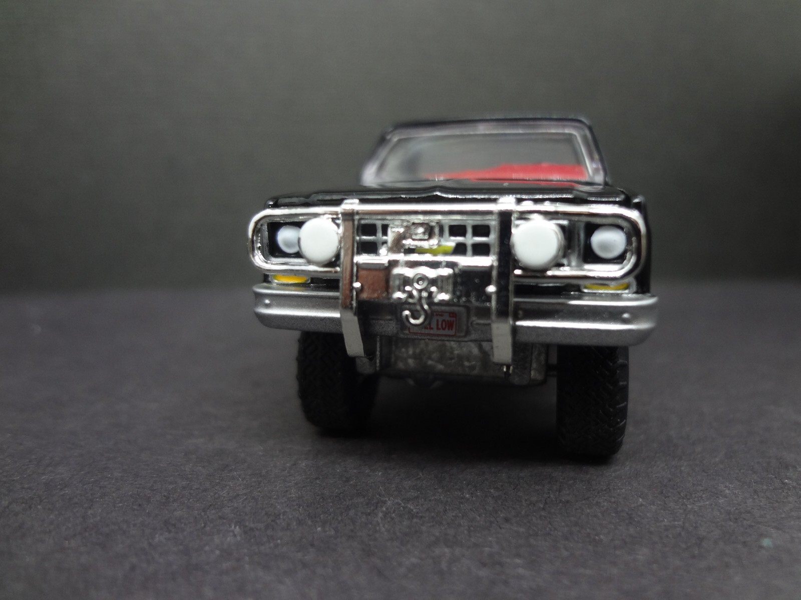 Auto World 1980 Chevy Custom Deluxe Stepside black – Loose 1:64