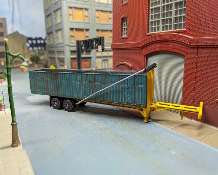 Custom Built 1/87 HO Scale Roll Off Semi Trailer & 40′ Scrap Metal Containers.