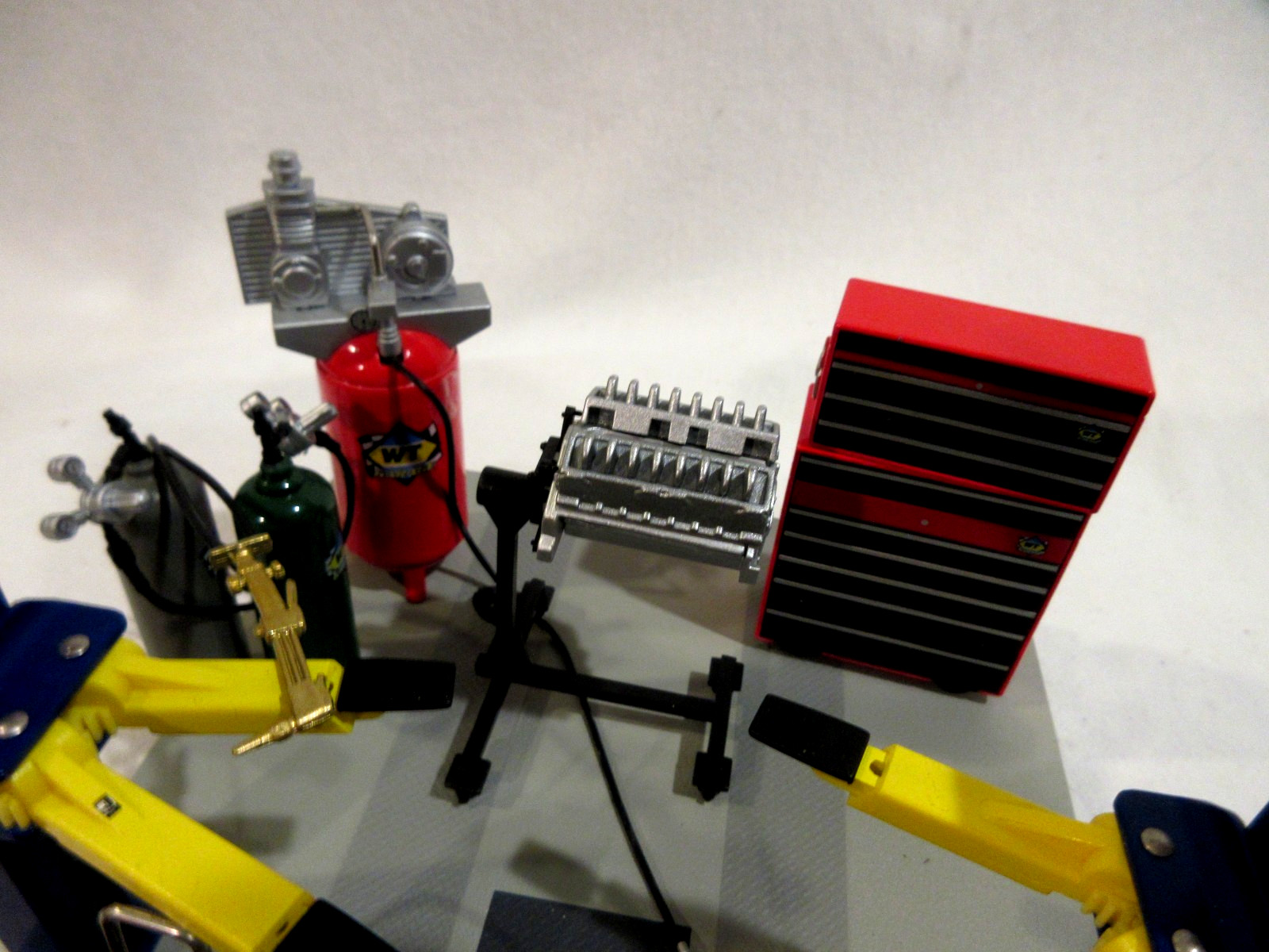 Die Cast Mechanics Garage/Workshop w/Tools Working Lift 1:18 Scale by WT & Magic