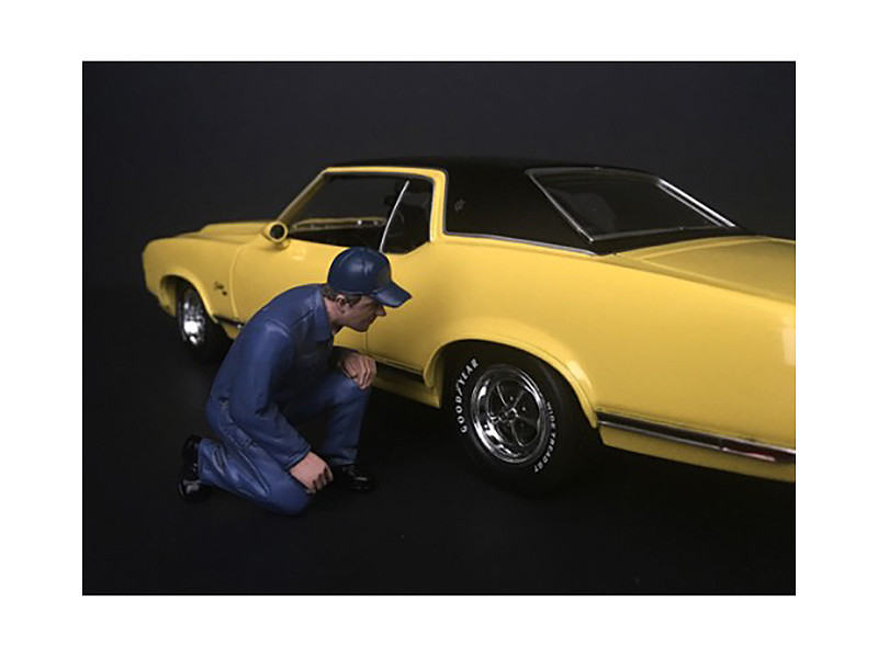 MECHANIC JUAN W/LUG WRENCH FIGURE FOR 1/24 SCALE MODELS AMERICAN DIORAMA 38277