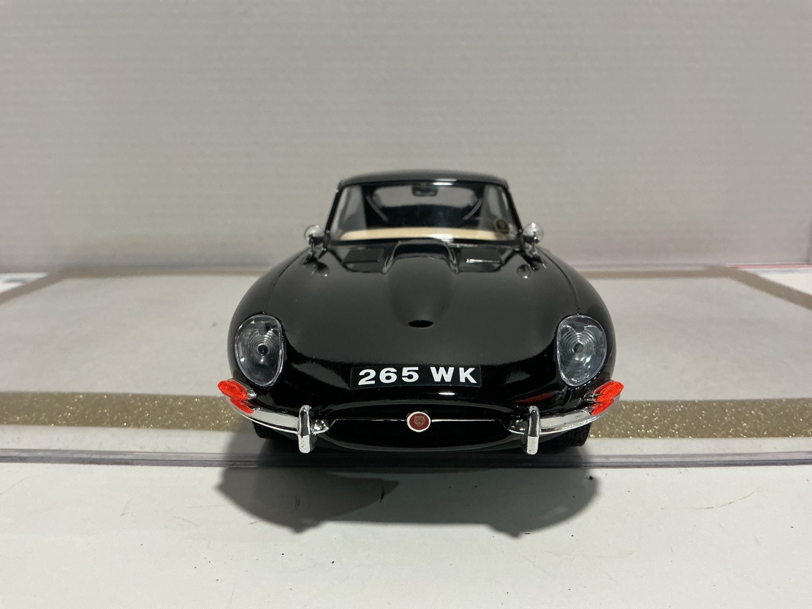 1/18 BURAGO JAGUAR “E” 1961 BLACK ON CREAM