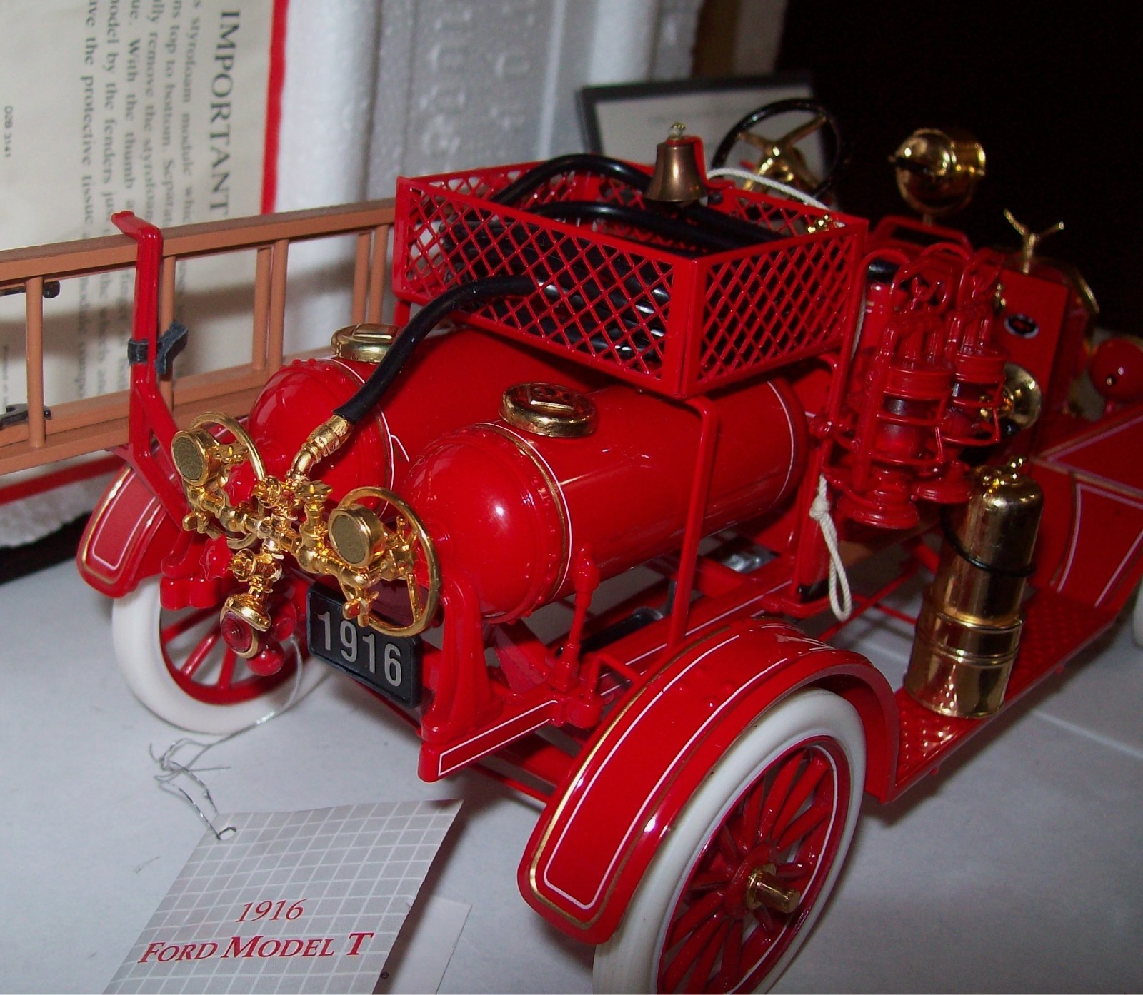 NIB 1:16 Franklin Mint 1916 Ford Model T Fire Engine & Wooden Display Base