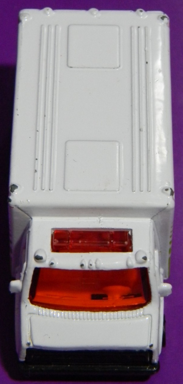 MAISTO PARAMEDIC AMBULANCE EMERGENCY VEHICLE DIECAST TRUCK
