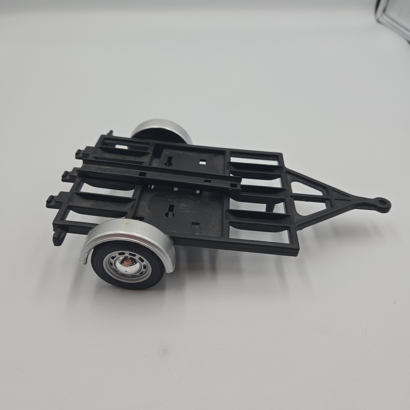 Lot of 3 – Kintoy model cars & Maisto Trailer
