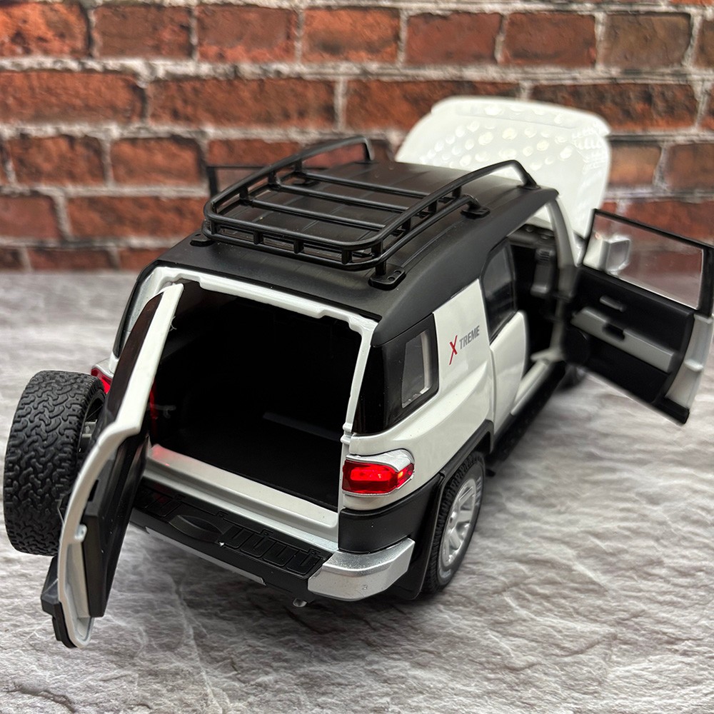 2007/2014 TOYOTA FJ Cruiser 1:24 Diecast – Officially Licensed – White With Box