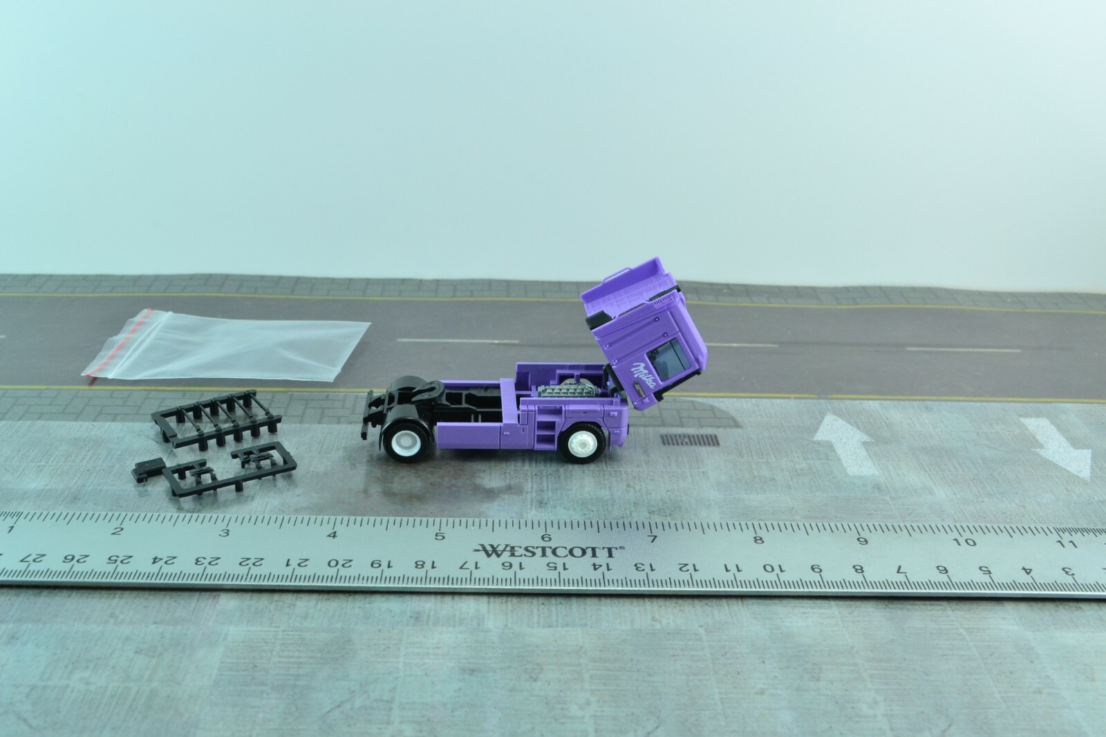Herpa Renault MAGNUM Tractor Unit Truck Purple 1:87 HO Scale (HO5303)
