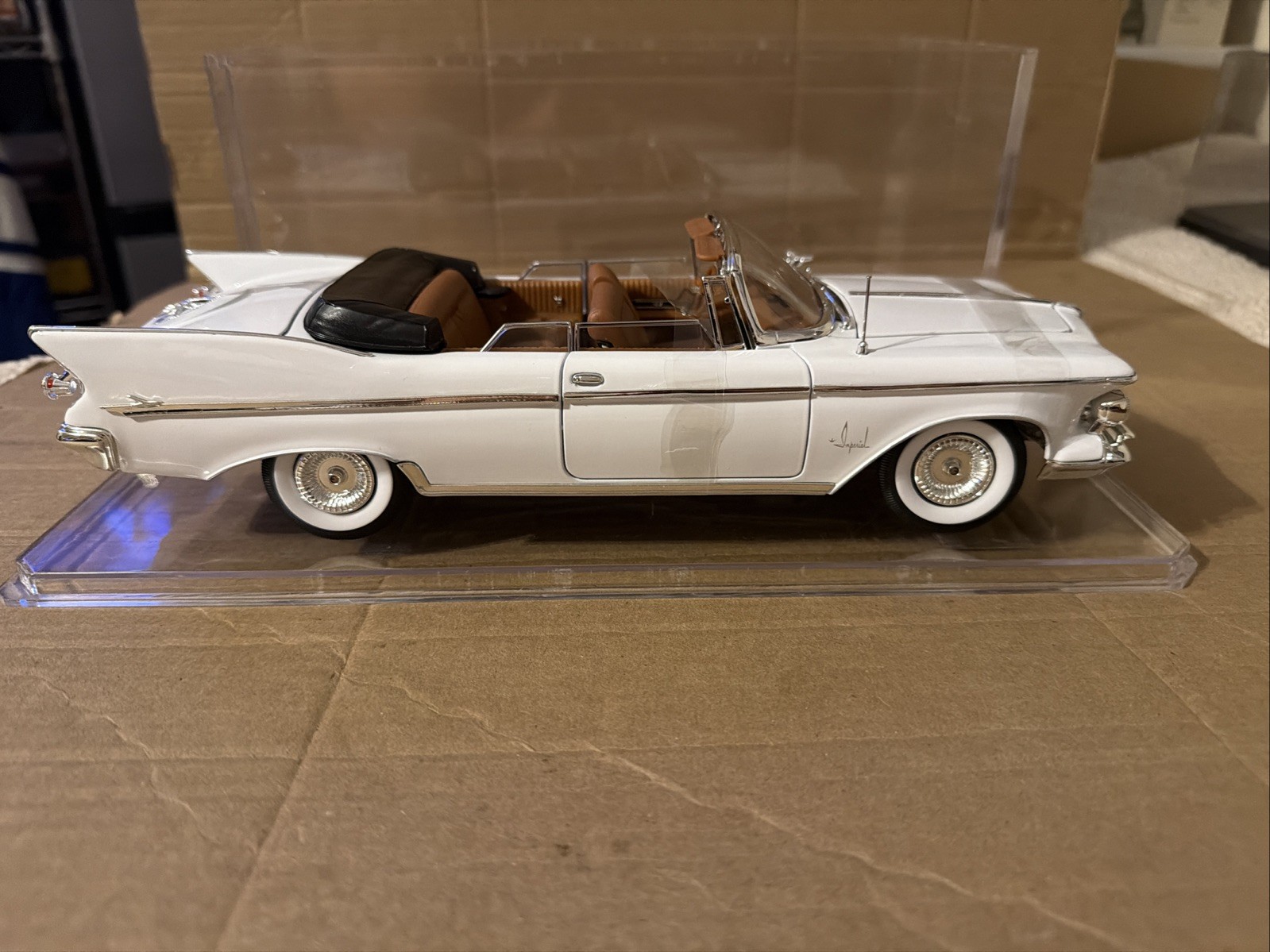 Yat Ming Road Signature 1961 Imperial Crown Convertible White 1:18 Removable Top