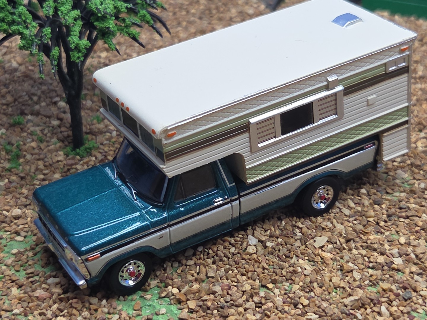 GREENLIGHT 1978-79 4×4 Ford F-250 XLT Lariat Truck 1:64 CAMPER Farm Ertl 1979