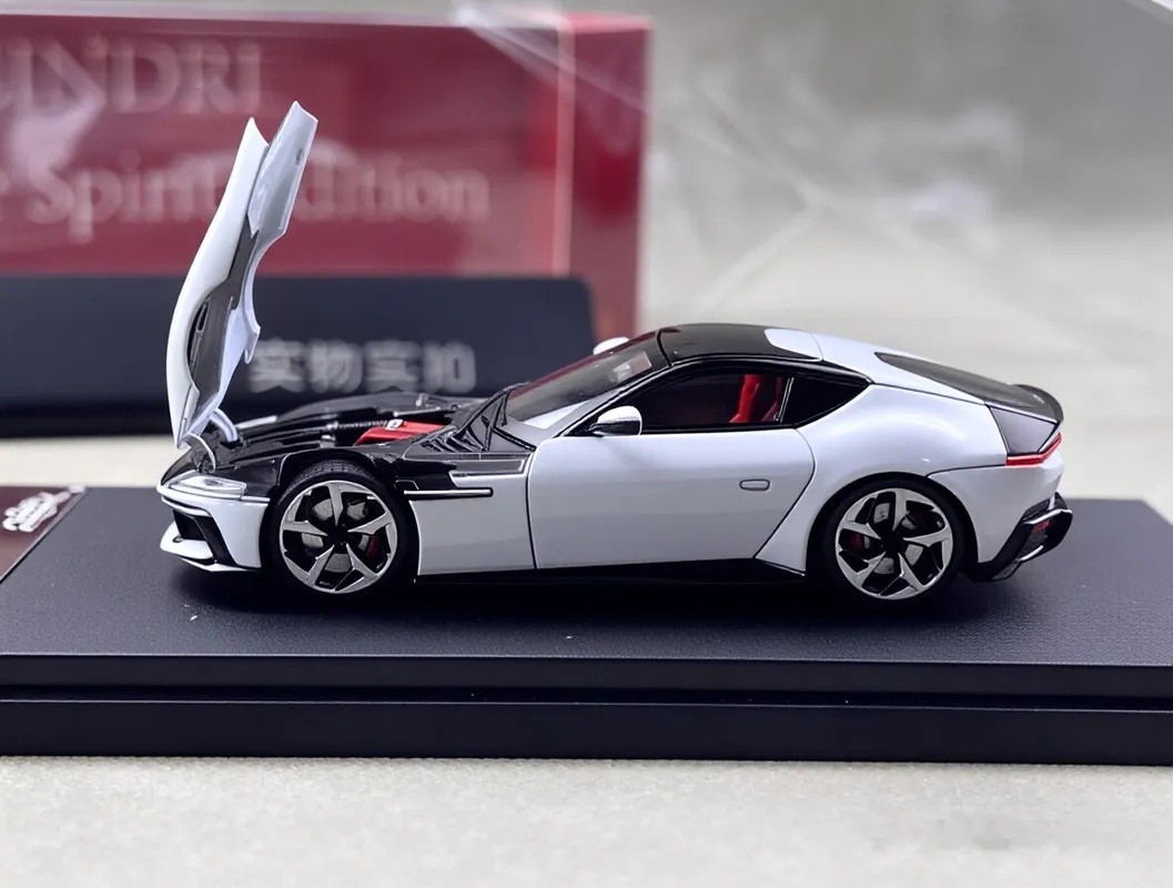 PK 1:64 White 12 Cilindri Coupe Sports Model Diecast Metal Car