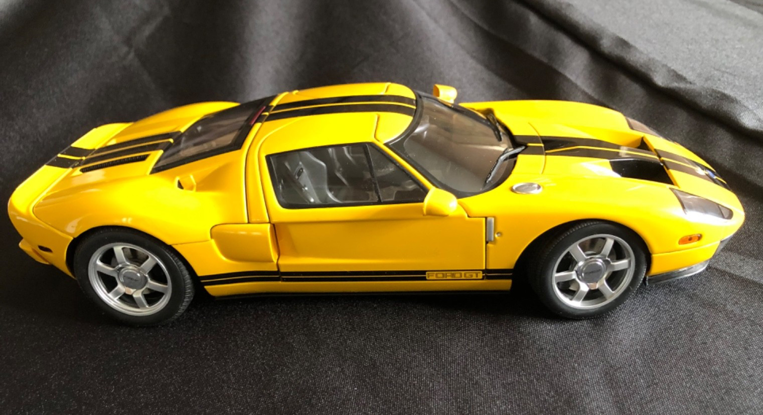 AUTO art Millennium 2004 Ford GT Yellow w/Black Stripes *NIB* 1:18
