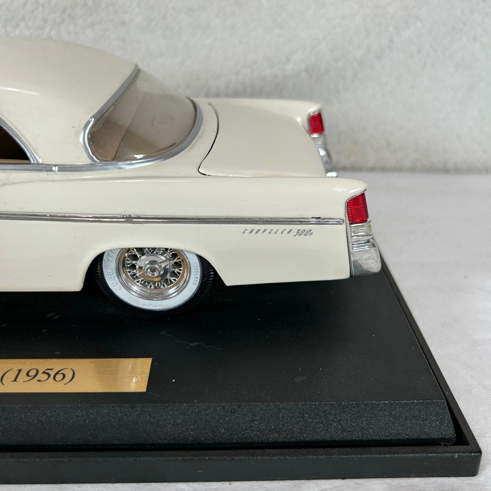 Maisto Chrysler 300B 1956 Cream 1:18 Scale Diecast Model Car with Display Stand