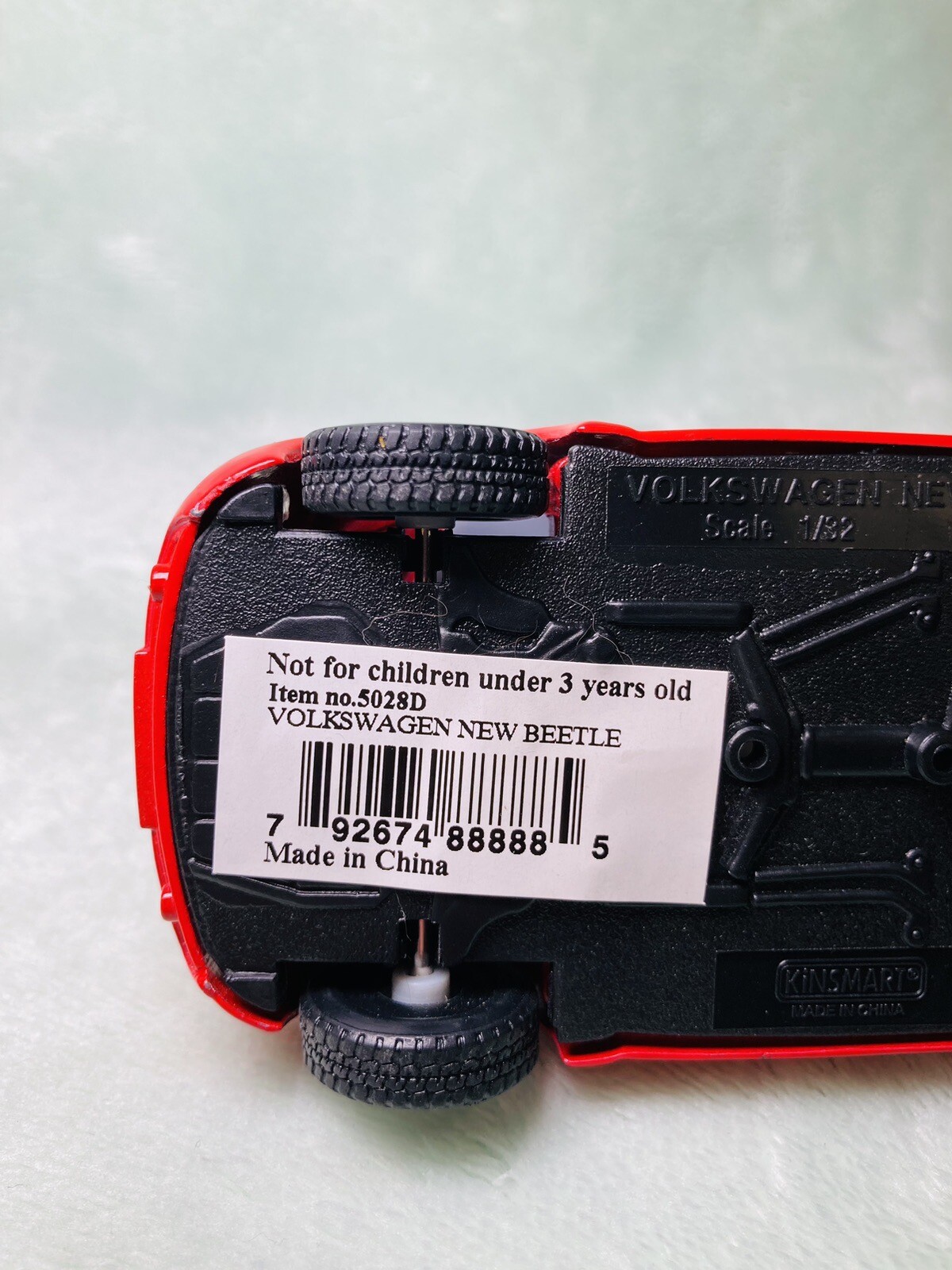 Kintoy – 1:32 Scale Red Volkswagen New Beetle Bug Pullback Racer