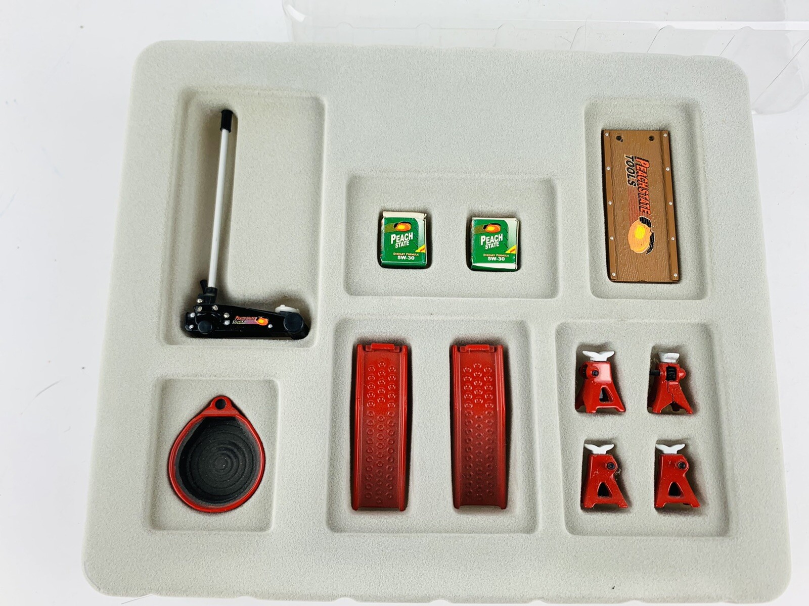 1:18 GMP Parts Dept GARAGE ACCESSORIES KIT II #9012 (Die Cast + Rubber/Plastic)