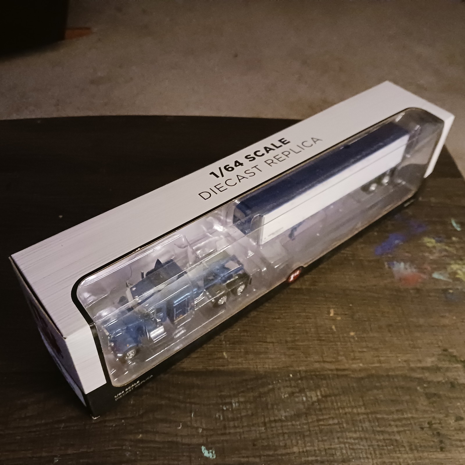 1/64 DCP Western Distributing Peterbilt 351 Sleeper Cab 40′ Reefer New 60-0439