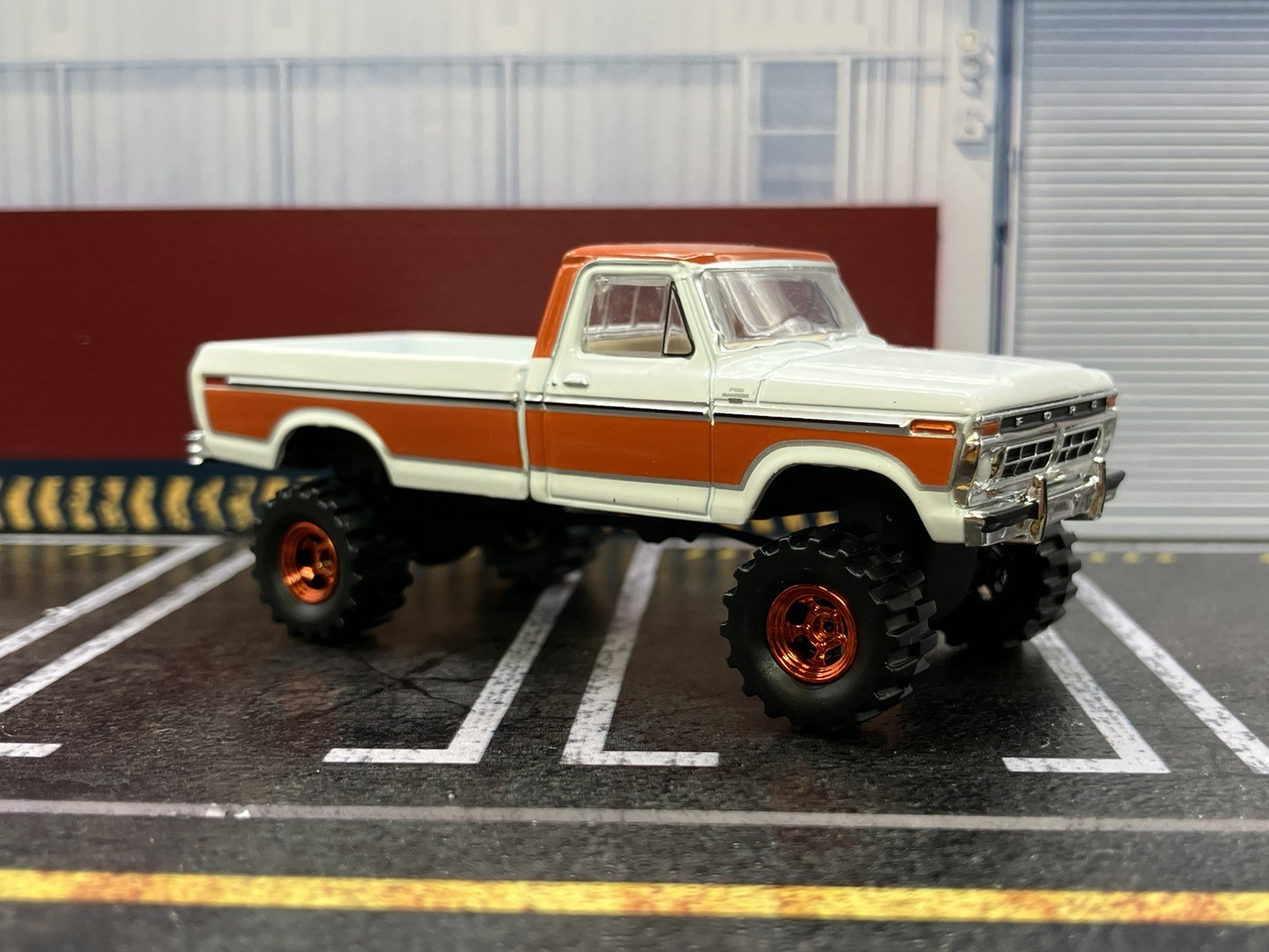 1977 Ford F-150 Ranger Explorer Lifted 4×4 Truck 1/64 Diecast Custom Greenlight