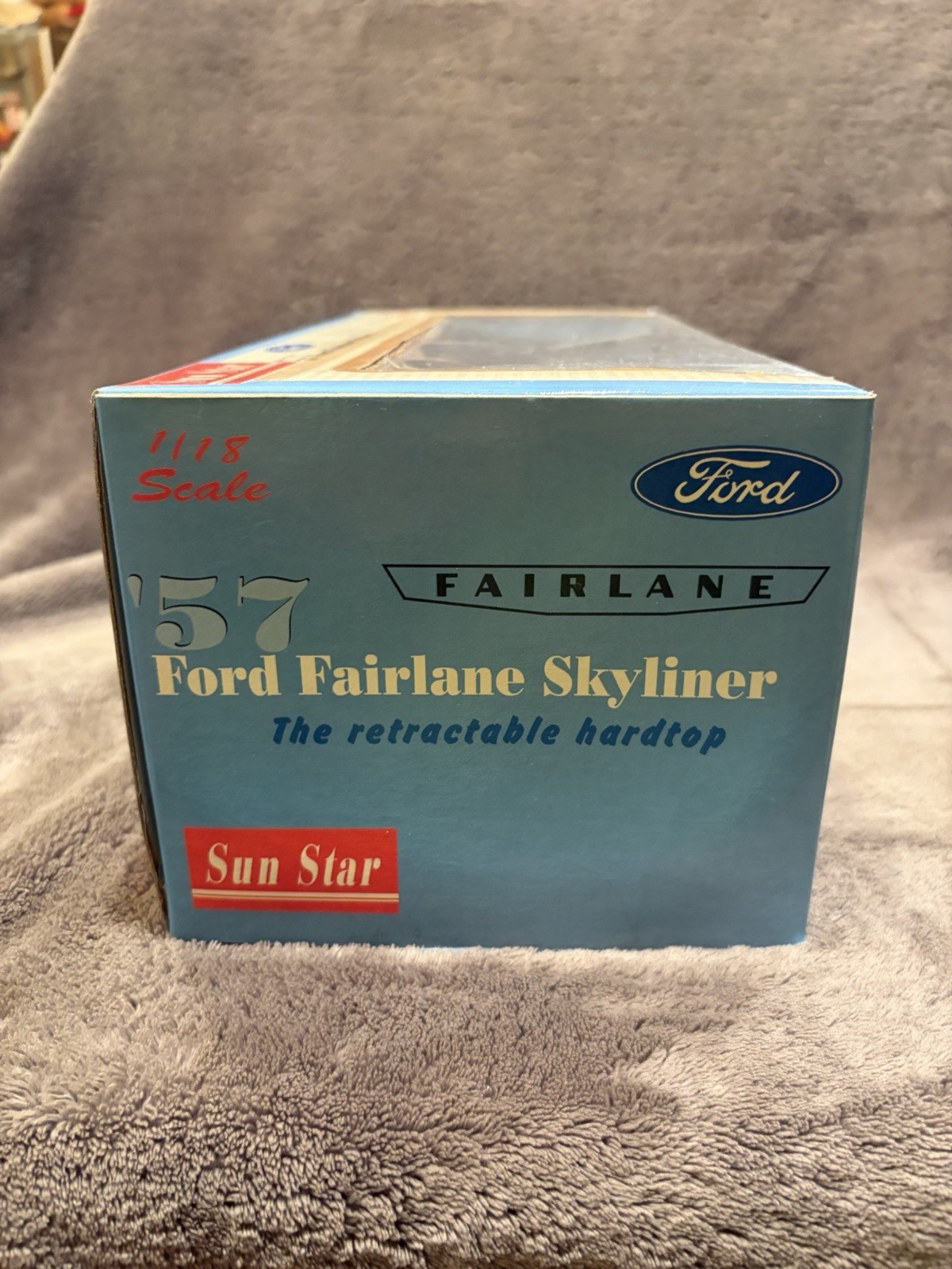 Sun Star 1957 Ford Fairlane Skyliner 1/18 Diecast Model Car – Red/White.