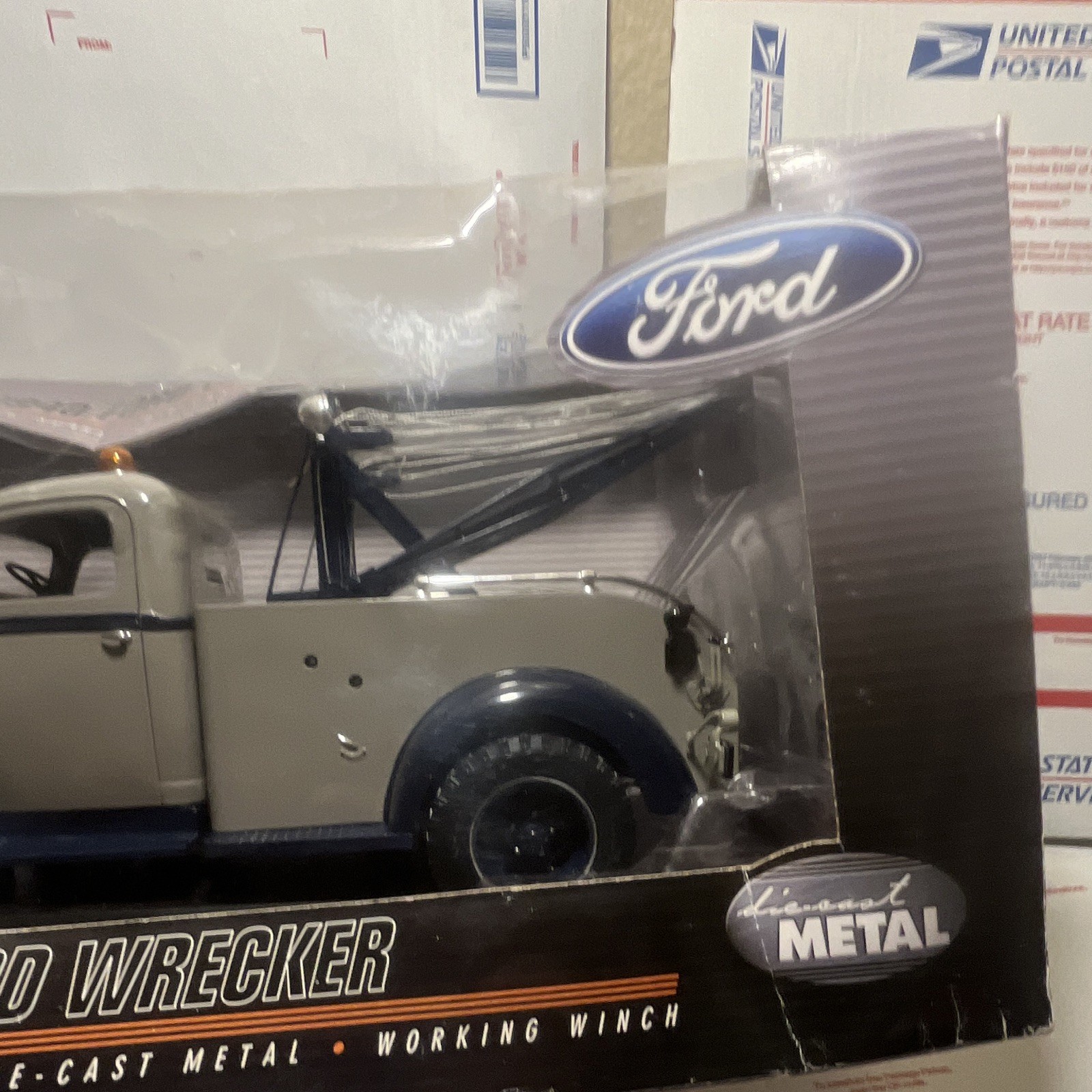Highway 61 Collectibles 1940 Ford Wrecker Tow Truck 1:16 Diecast Working Winch