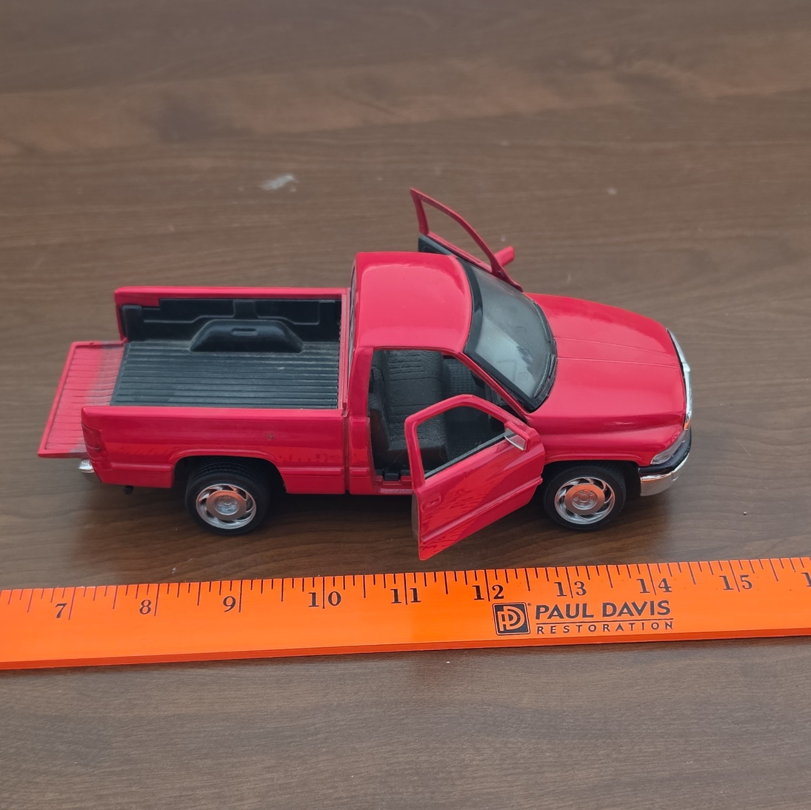 1/46 MAISTO TRUCK 1990’S DODGE RAM 1500 PICKUP TRUCK RED