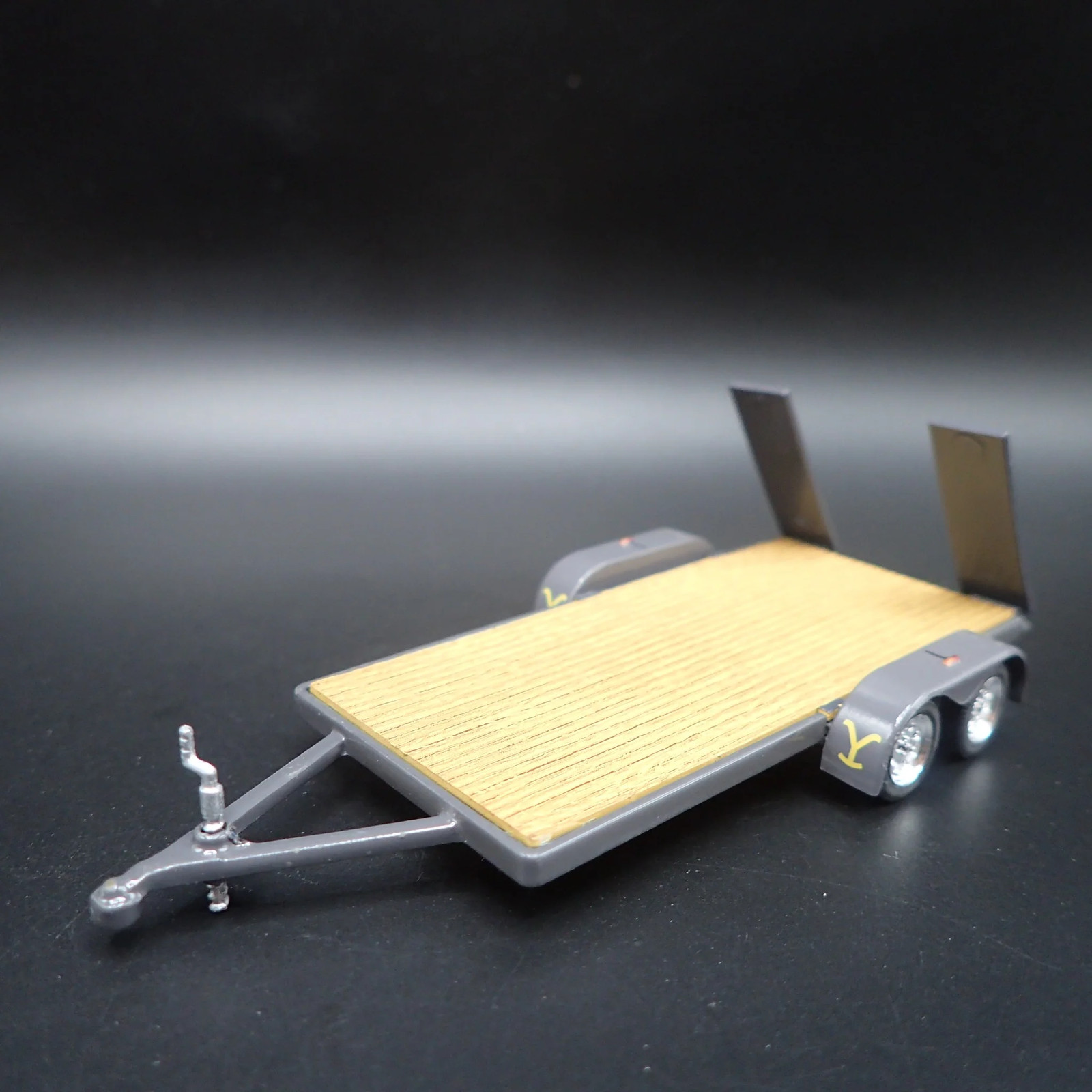 OPEN FLATBED CAR TRAILER w/ LOADING RAMPS GRAY 1:64 SCALE DIORAMA DIECAST MODEL