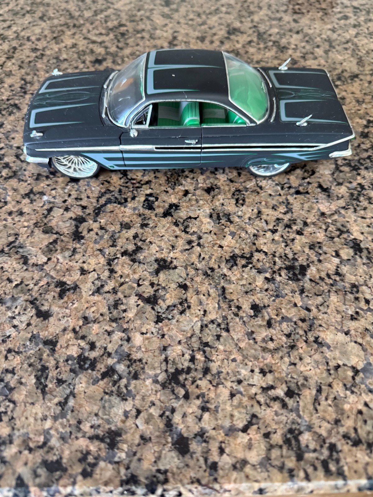 1/24 JADA ROAD RATS 1961 CHEVROLET IMPALA CUSTOMIZED LOWRIDER