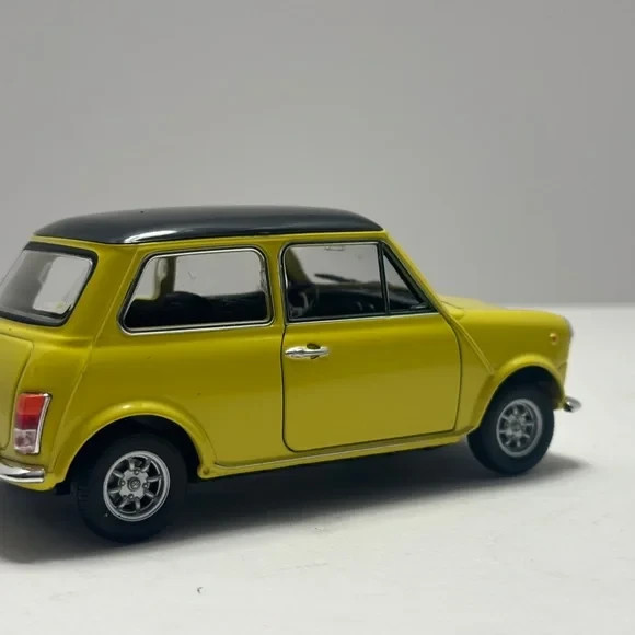WELLY 1:24 BMW MINI Cooper 1300 Diecast Yellow