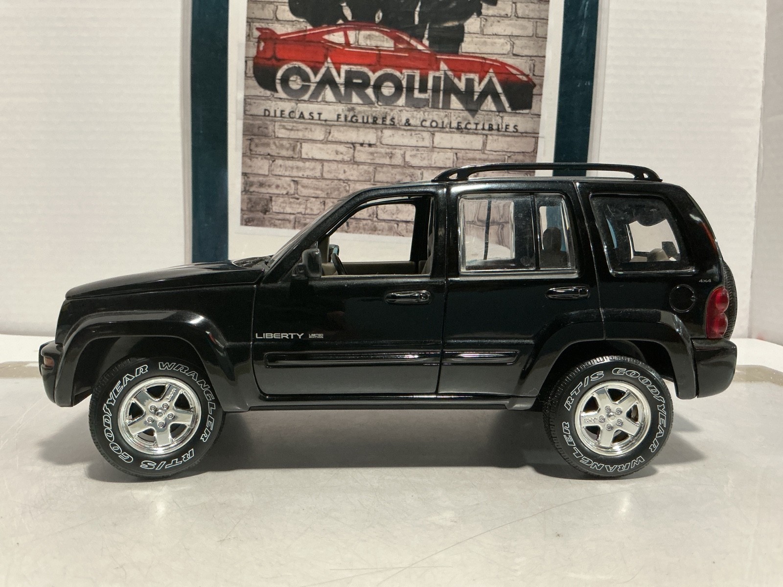 1:18 MATCHBOX JEEP LIBERTY BLACK ON TAN [NO BOX]
