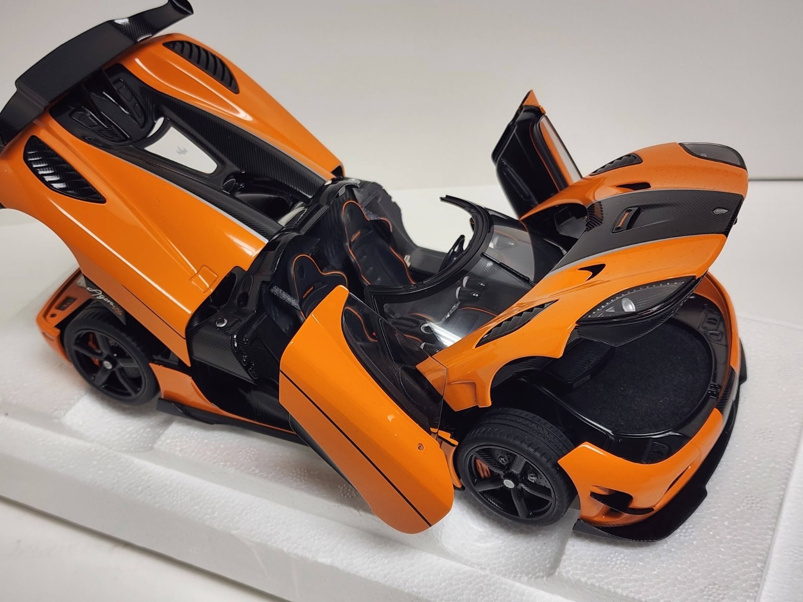AUTOart: 1/18 autoart model car – Koenigsegg One 1 Agera RS, cone orange/black.