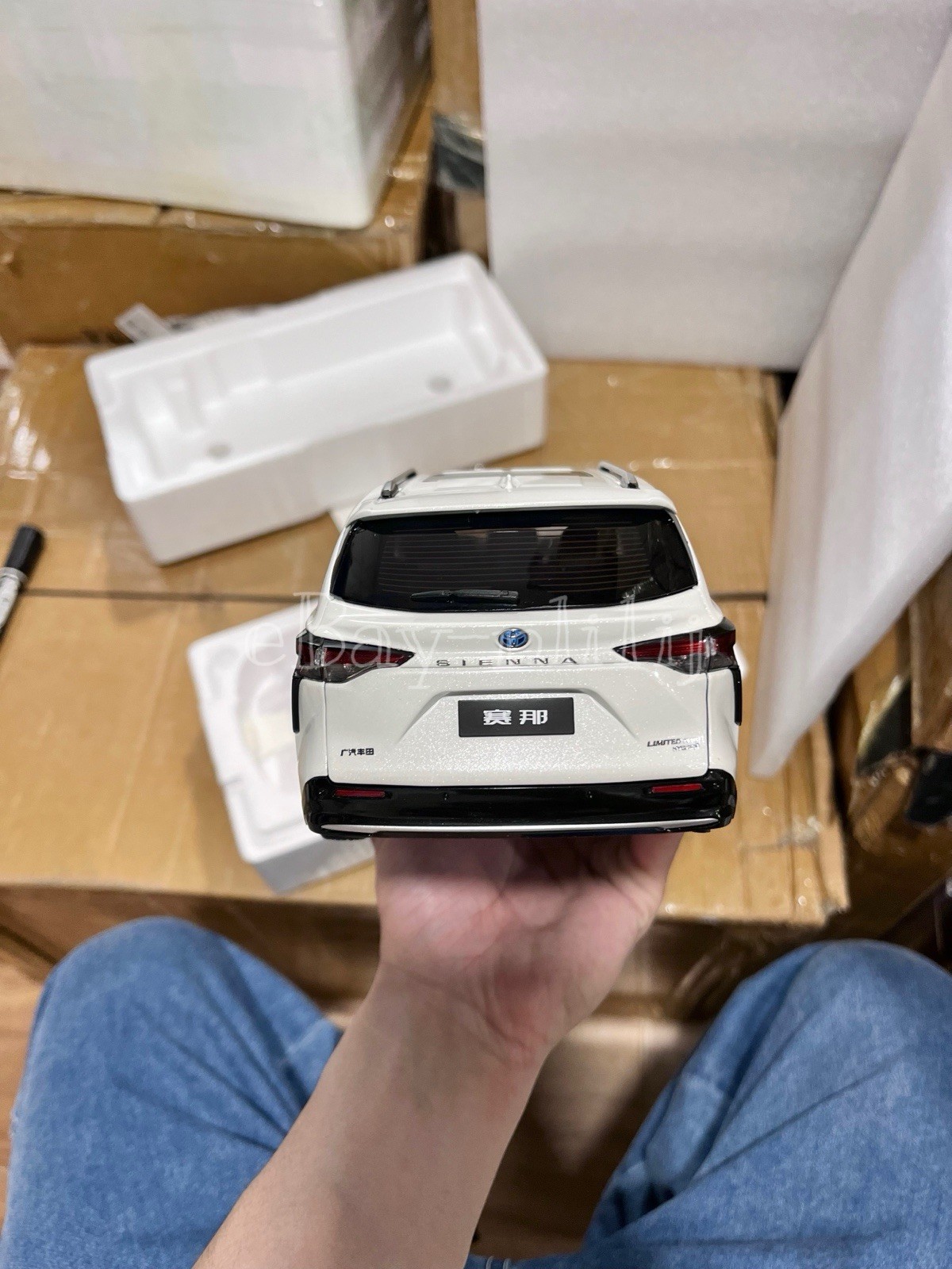 1:18 Scale 2021~2026 Toyota Sienna Limited Ice White Minivan Diecast Model Car