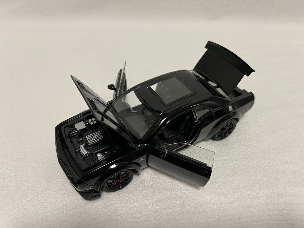 1:24 Dodge Challenger Hellcat Alloy Diecast Toy Car Model Sound Light Pull Back