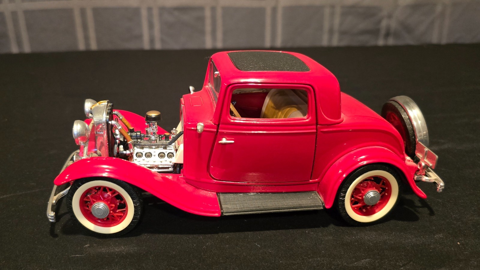 Road Legends 1932 Ford 3-Window Coupe Hot Rod Red 1:18
