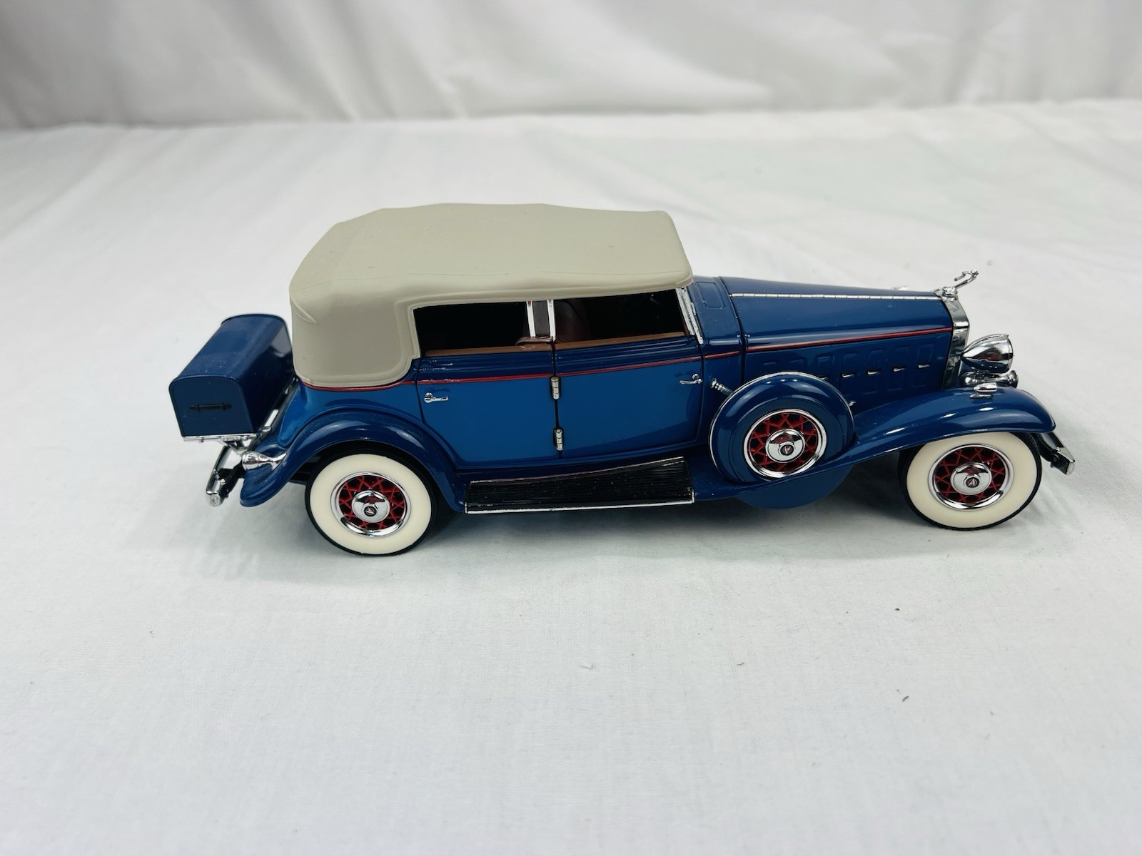 Franklin Mint 1932 Cadillac V16 – two-tone blue, NO TAG OR PAPER WORK