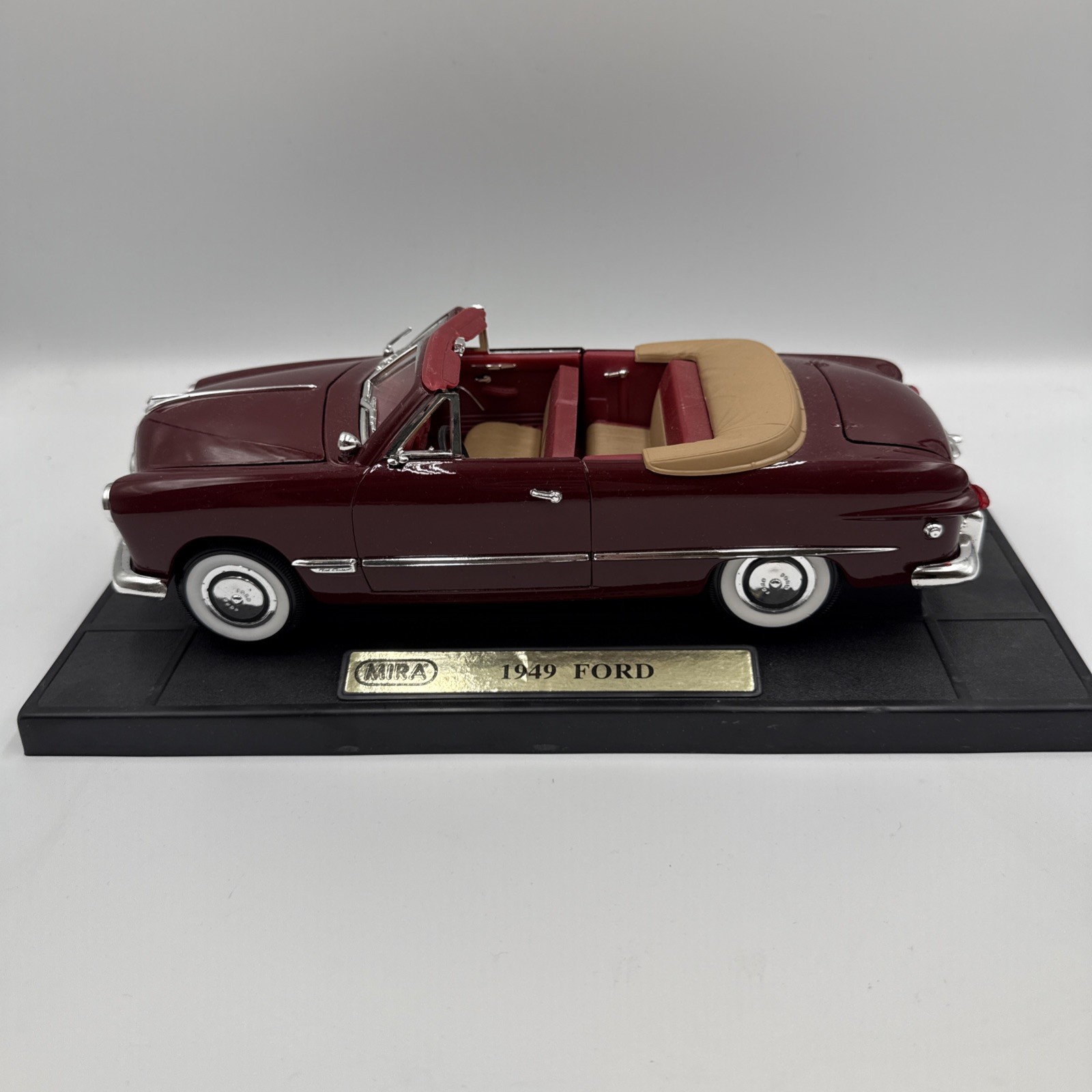 Mira 1:18 Diecast Car 1949 Red Ford Convertible Golden Line Spain