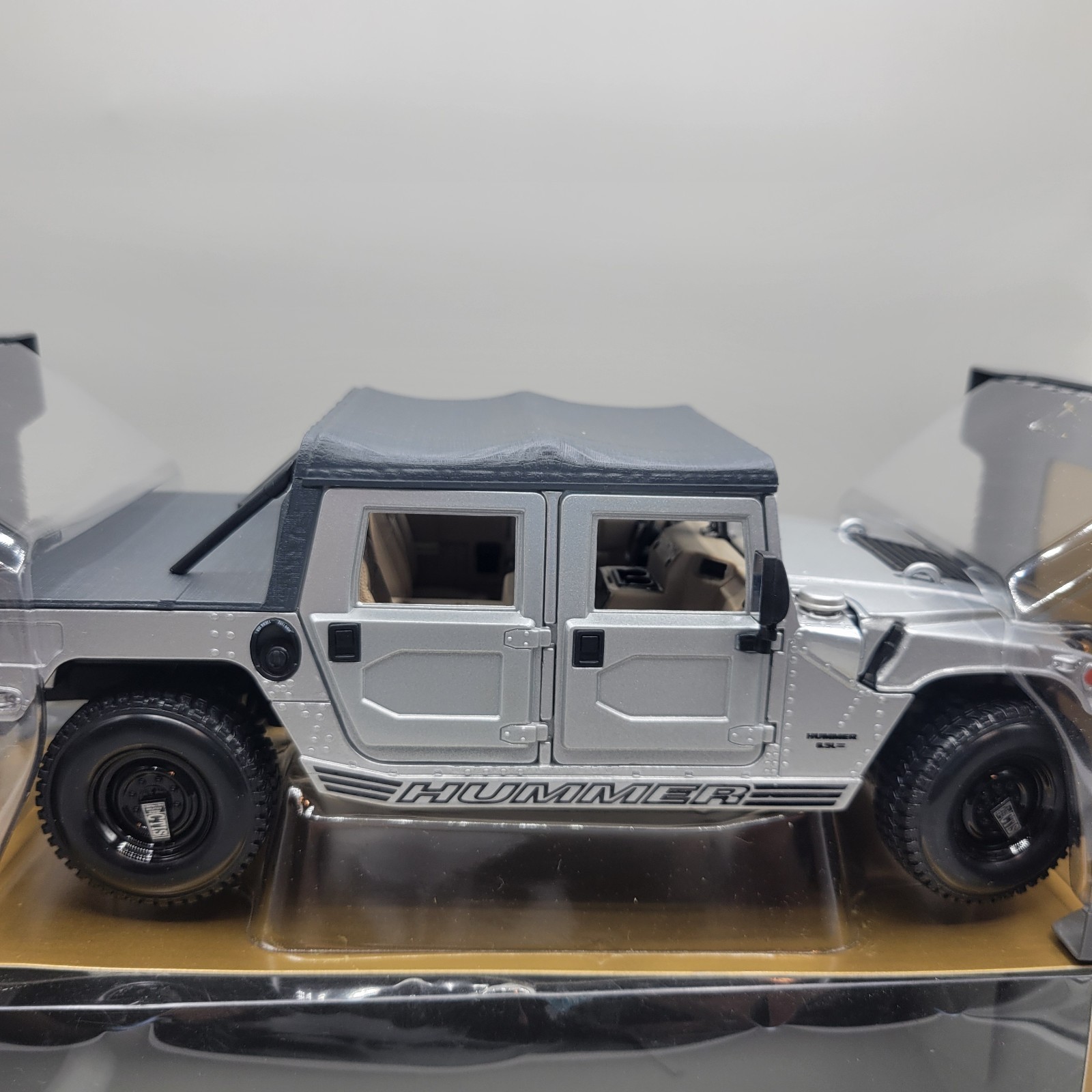 Maisto Hummer Hard Top 4×4 1:18 Scale Diecast Model Truck Military Humvee Silver