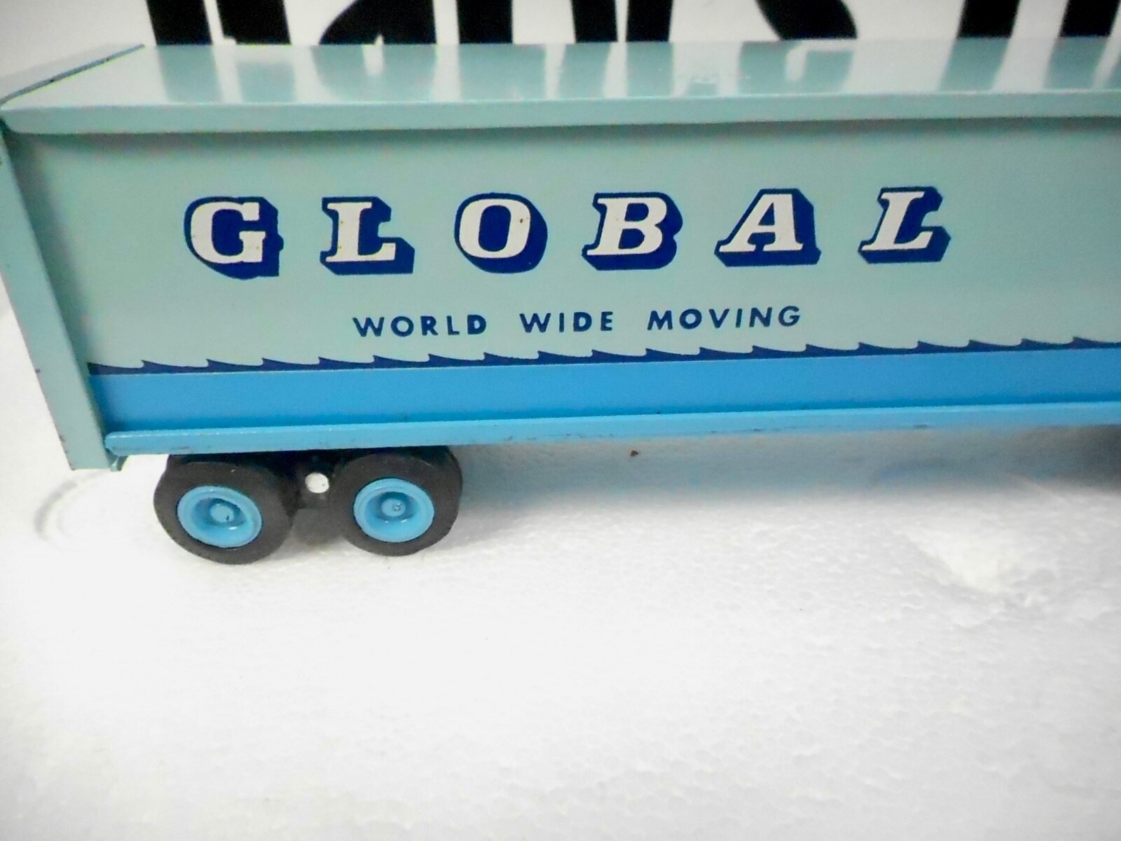 Winross Global Moving Tractor Trailer 1:64 Scale. E