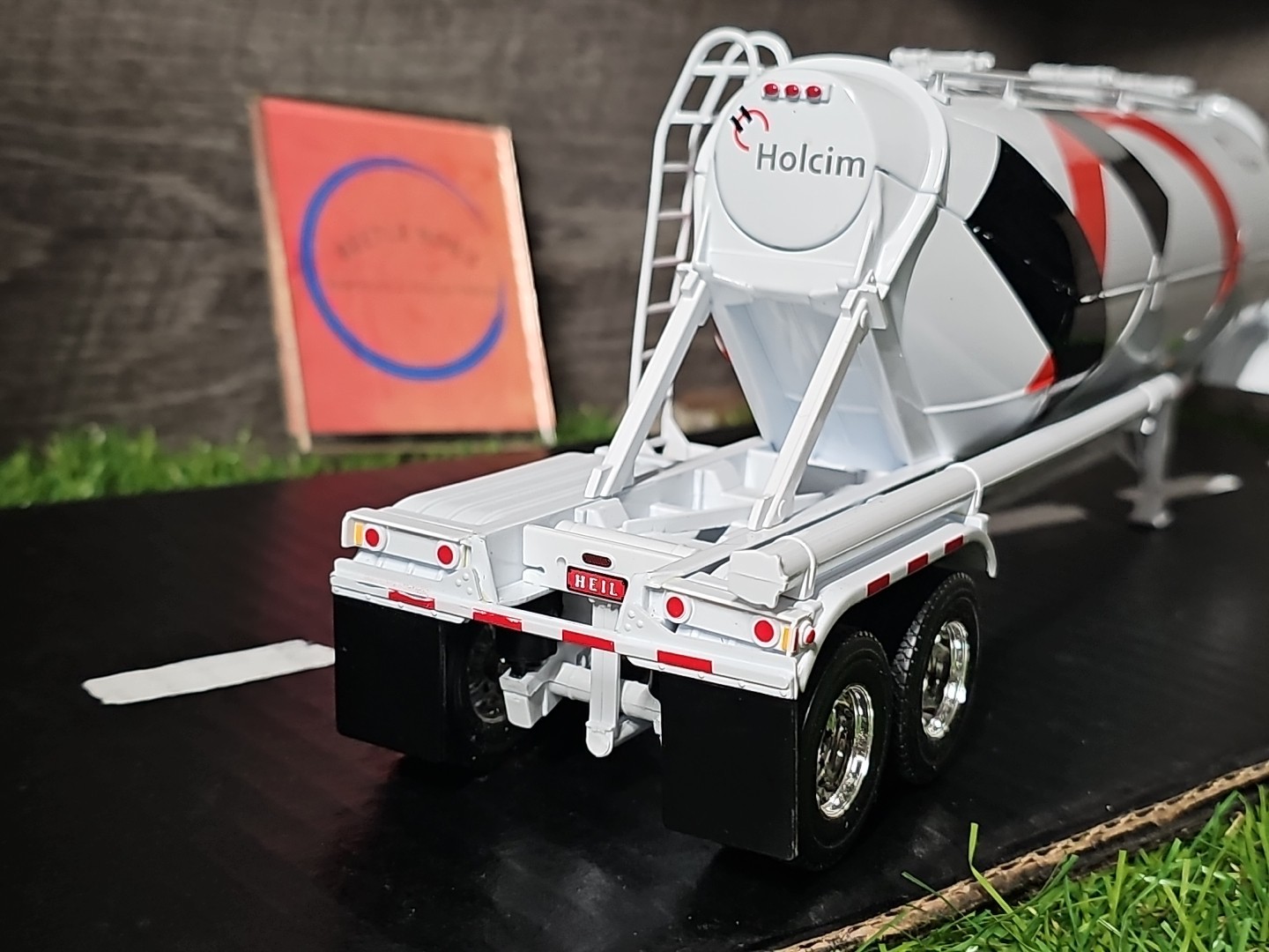 First Gear Holcim Dry Bulk Tanker Truck 1:34 Scale Diecast Truck/Trailer NO BOX