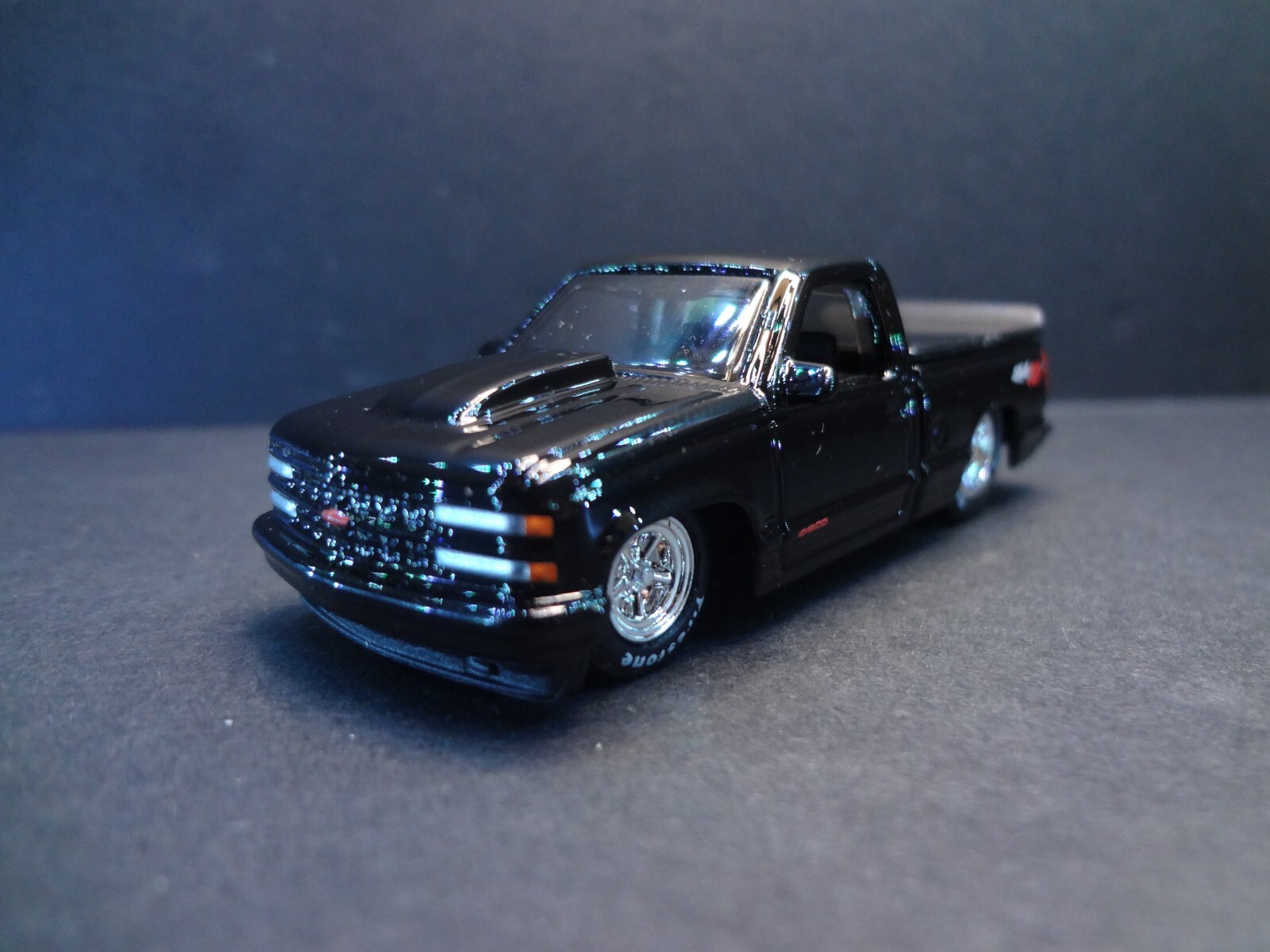 MaisTo 1993 Chevrolet 454 SS Pickup black w/ removable bed cover – Loose 1:64
