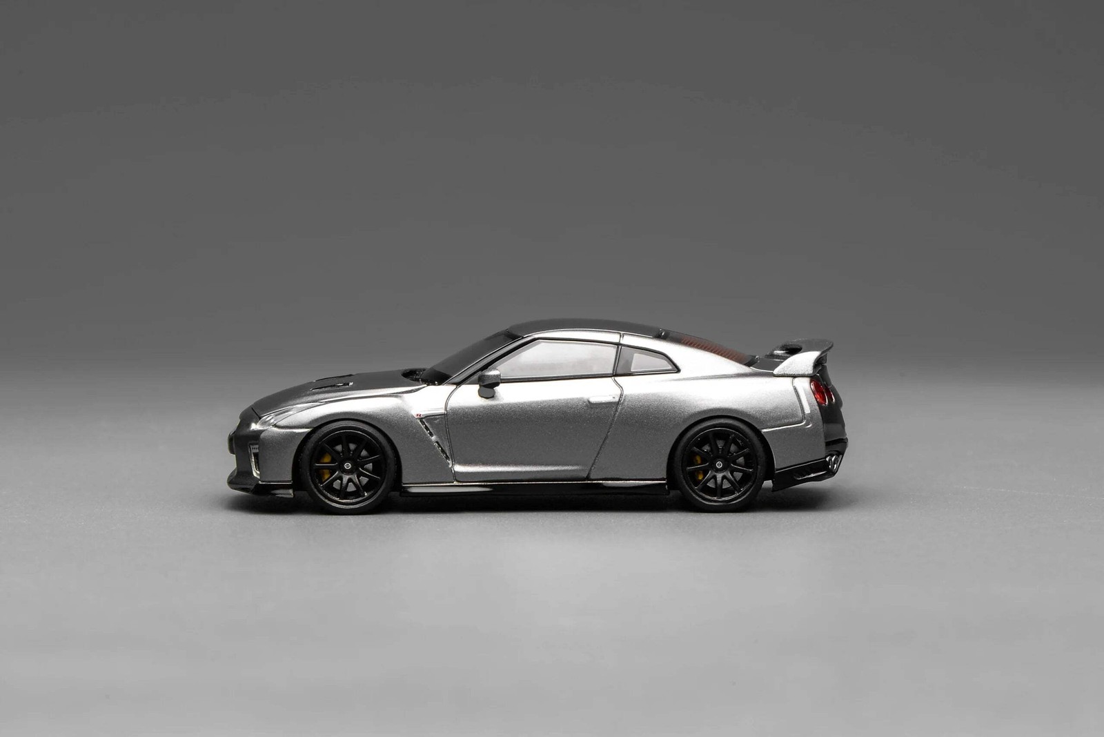 Motorhelix 1/64 Nissan GT-R (R35) Track Edition Engineered by Nismo 2020 Dark Me