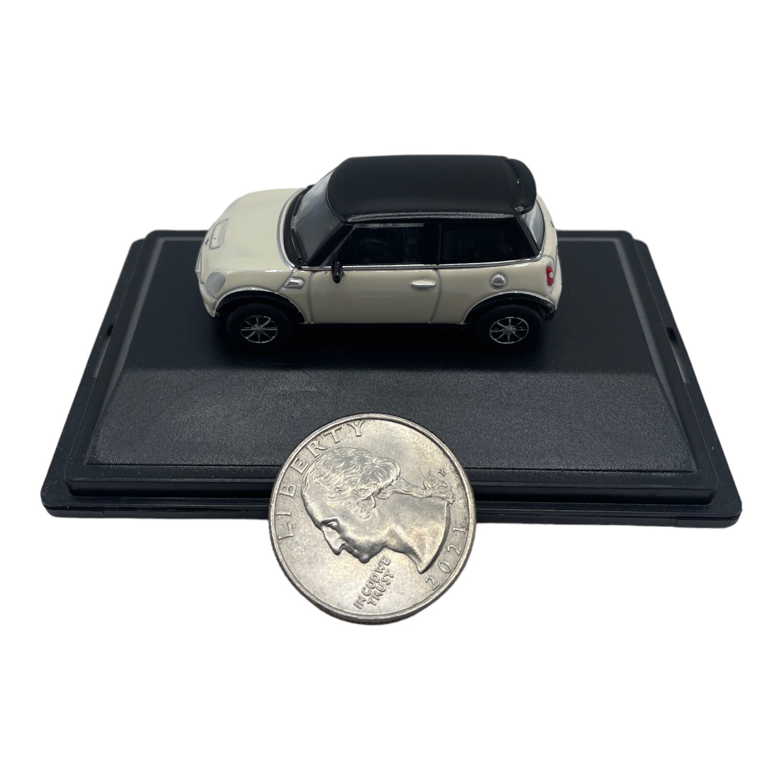 MINI Cooper S Hardtop R56 Pepper White with Black Roof Diecast car 1:76 OO Scale