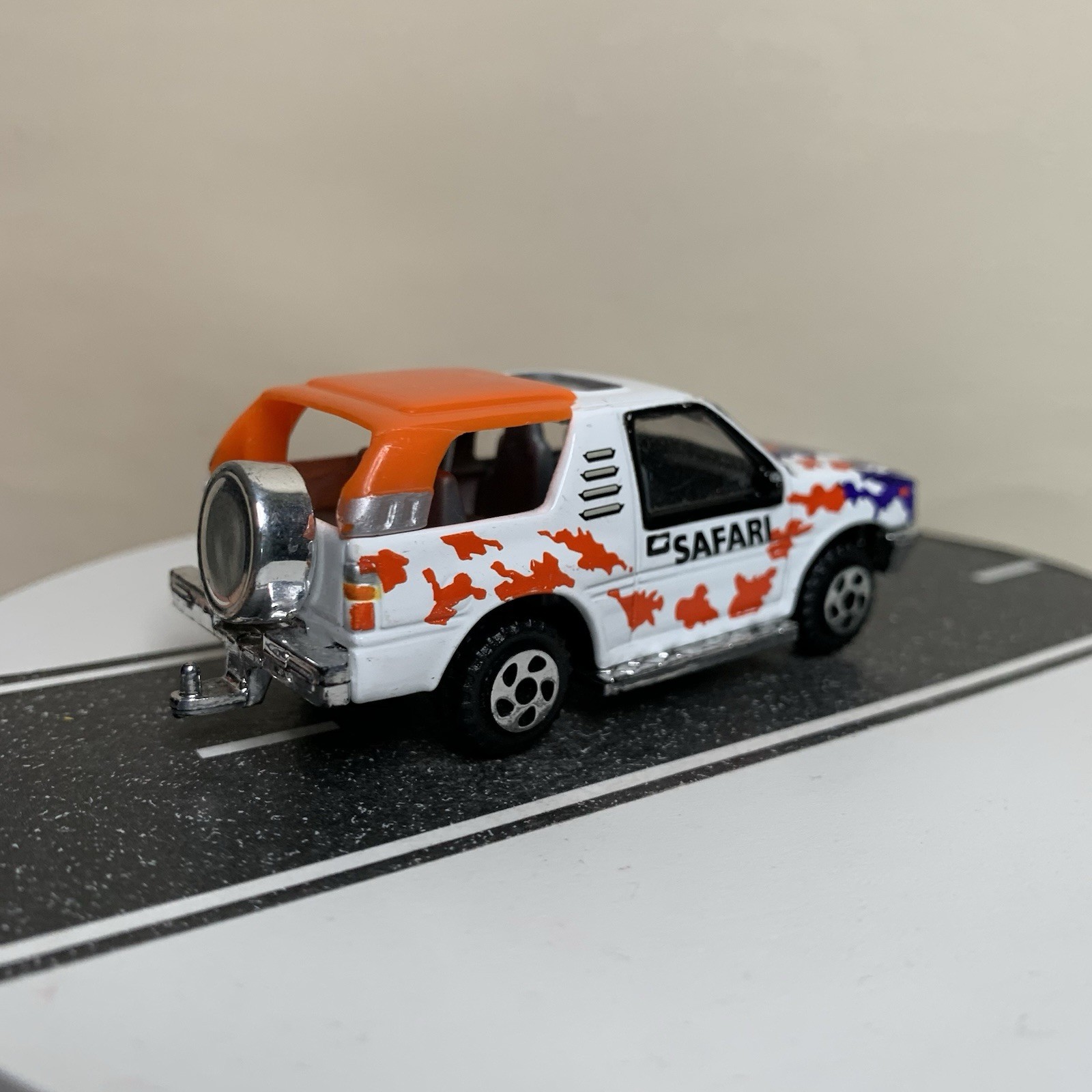 Unbranded Diecast Realtoy 1989-1994 Isuzu Amigo 2-Door SUV White Safari 1:64 NM