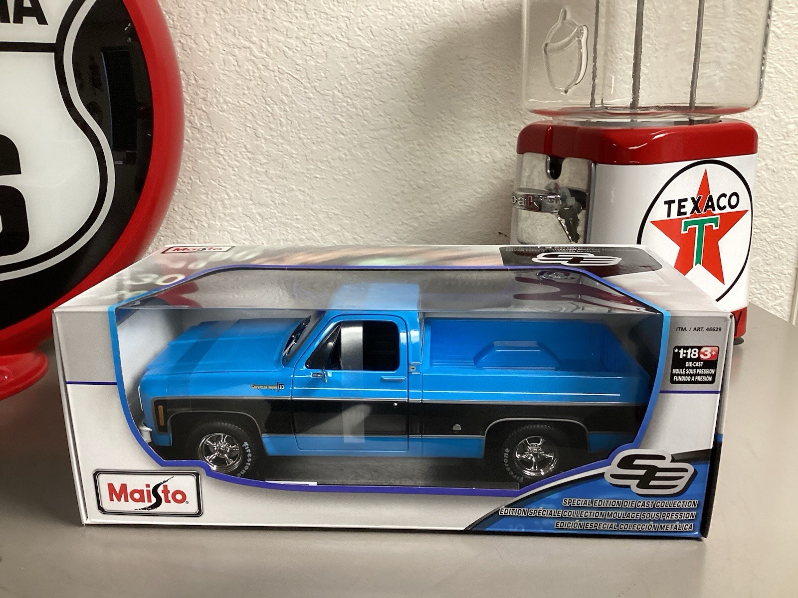 Maisto 1974 Chevrolet C/10 Cheyenne Super 1:18 Scale Special Edition Diecast