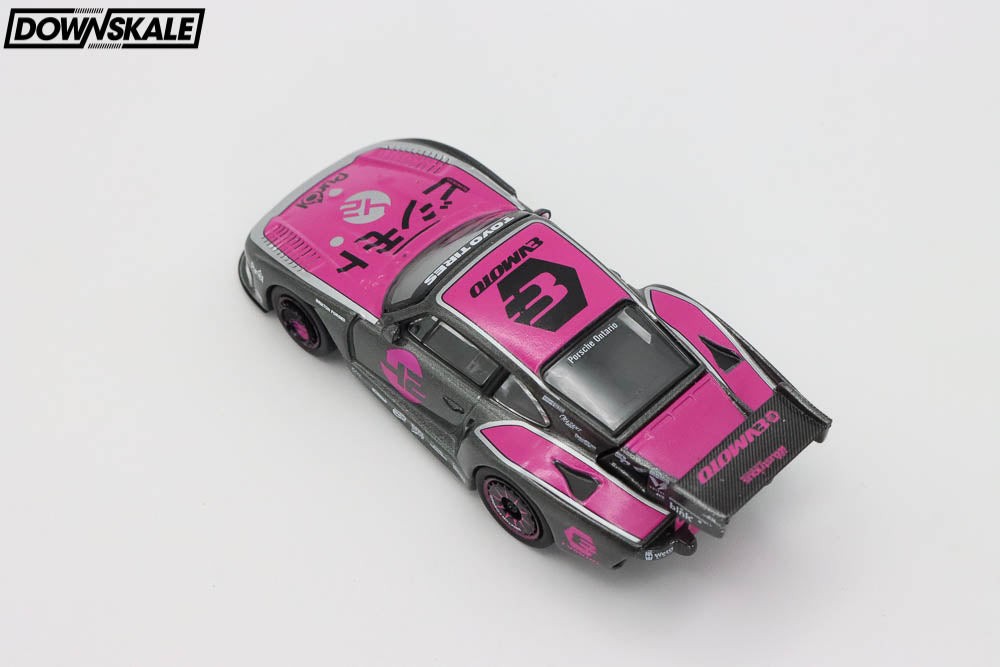 Tarmac Works Bisimoto Porsche 935 K3V with Trading Cards – Pink T64-079-K3V