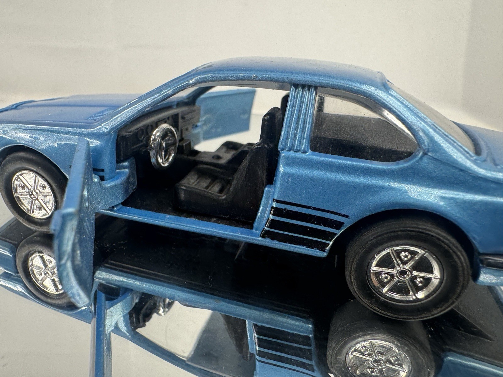 1/41 Scale BMW 635 CSi E24 (6-Series) Diecast Car (4.75″) Sunnyside Toys SS-907