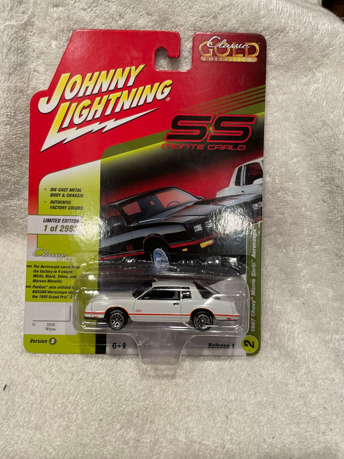 1/64JOHNNY LIGHTNING “CLASSIC GOLD”/87 MONTE CARLO SS AERO CPE/WHITE/305 /G/Y ‘S