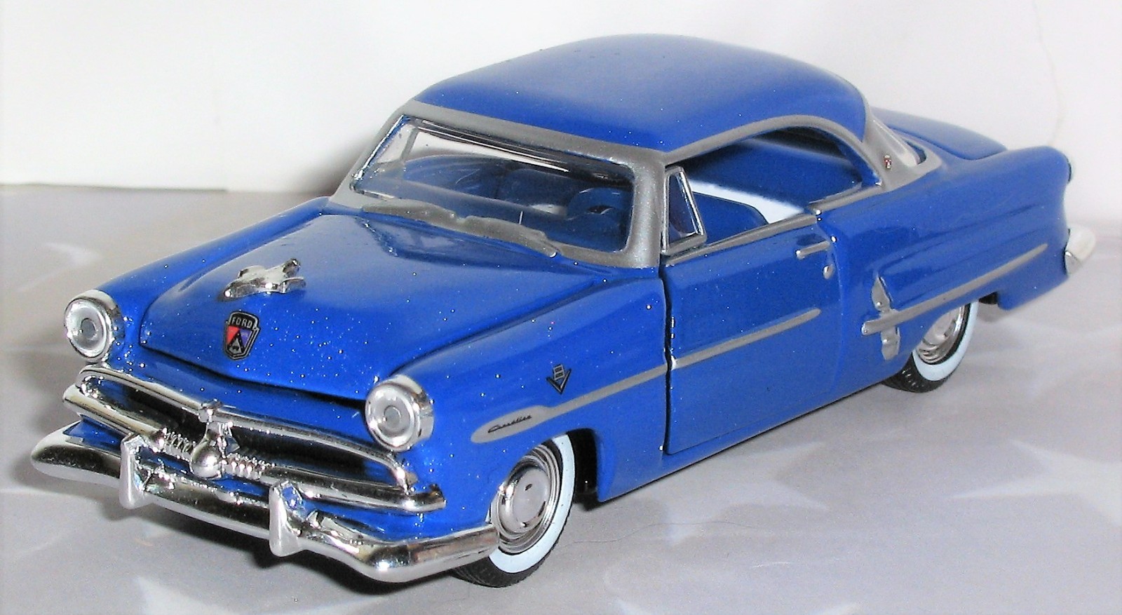 1/64 = 1953 FORD CRESTLINE VICTORIA V8 = Hood & Door Open / Rubber Tire Car