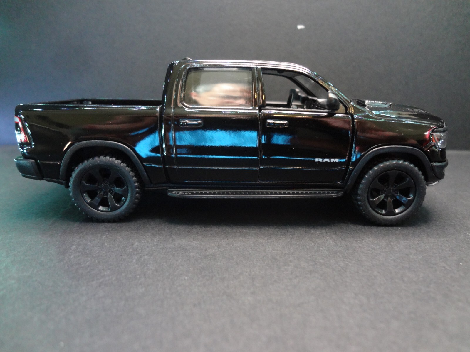 1:46 Scale 2019 Dodge RAM 1500 black – Loose
