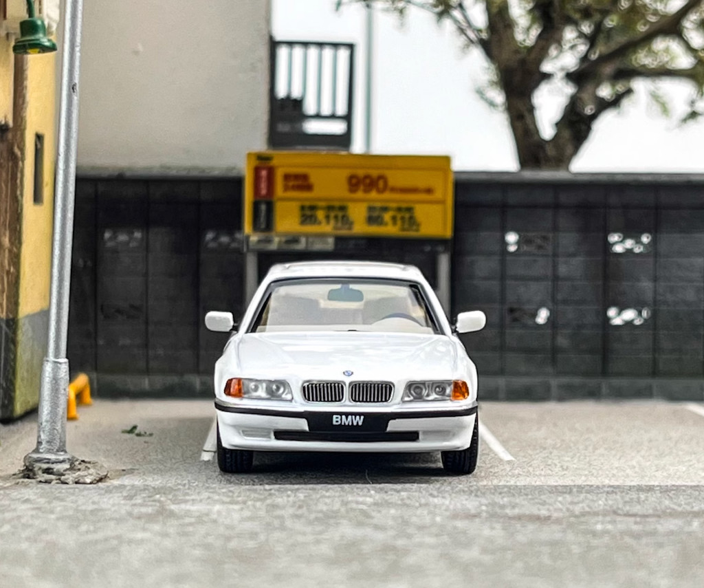 AR 1:64 White 750iL E38 Luxury Sedan Sports Model Diecast Metal Car