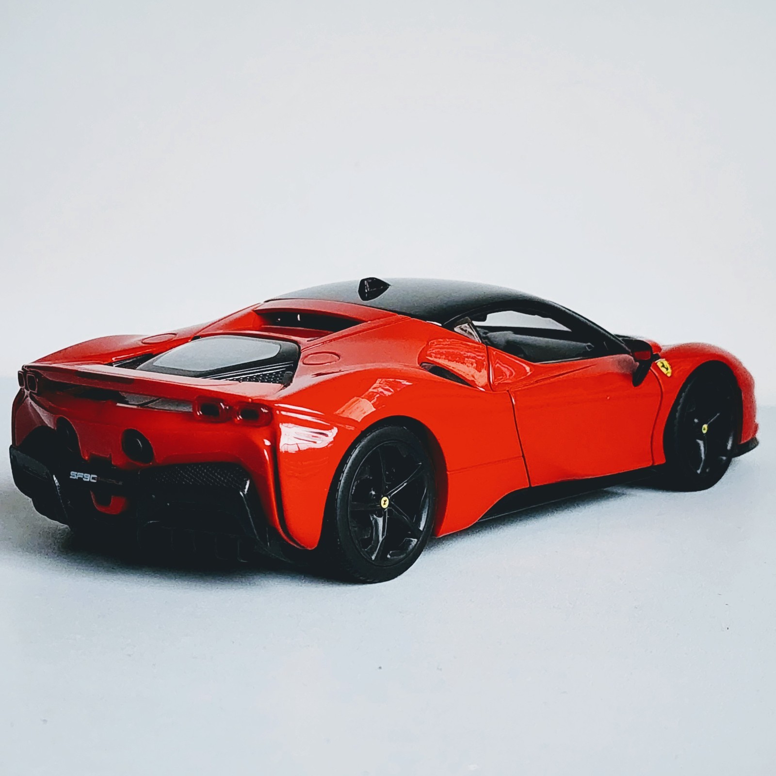 Maisto Special Edition Ferrari SF90 Stradale Red 1:18 Diecast