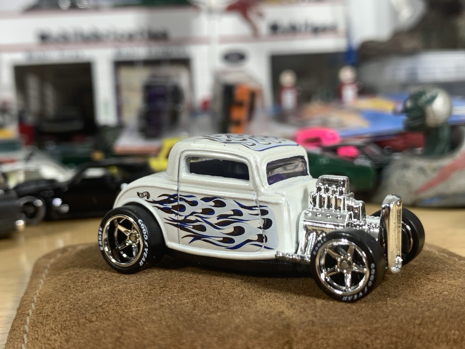 Hot Wheels ’32 Ford Pearl White with Flames Hot Rod Custom Wheel Swap Loose